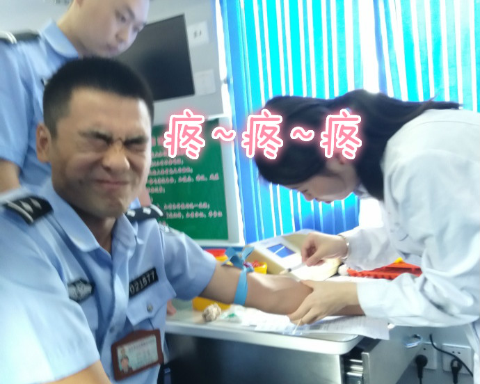 疼skr人！警察在移動獻(xiàn)血車上的表情包亮了